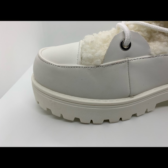 Woman’s 7.5 faux nubuck white boots 👢 - Picture 4 of 13